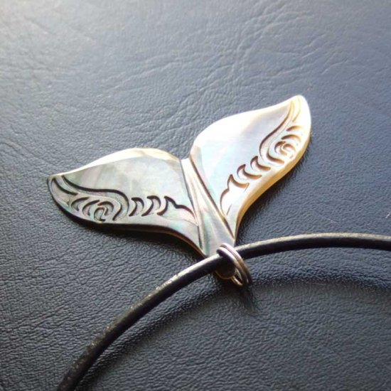 マザーオブパール カービングペンダント【ホエールテール】 - BTC-30072