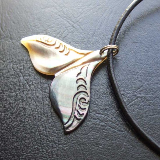 マザーオブパール カービングペンダント【ホエールテール】 - BTC-30072