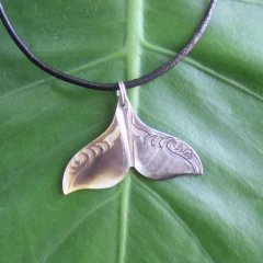 マザーオブパール カービングペンダント【ホエールテール】 - BTC-30072