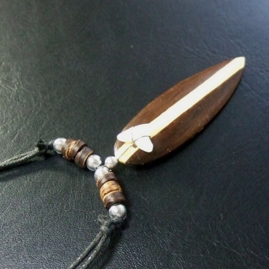 本物のサメの歯（サーフボード）ペンダント - 20032etk