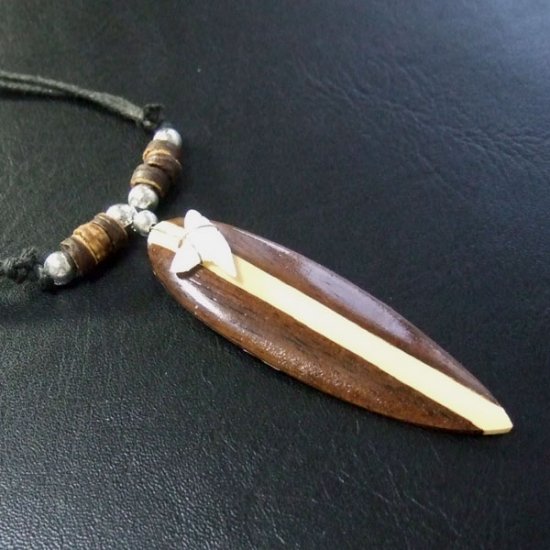 本物のサメの歯（サーフボード）ペンダント - 20032etk