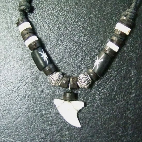 本物のサメの歯ネックレス - 20048etk