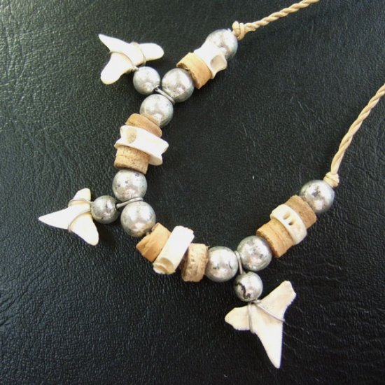 本物のサメの歯ネックレス - 20061esw