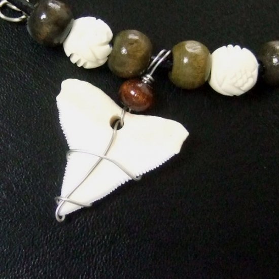 メジロザメ サメの歯チョーカー（約2.4cm） - 20087zhb