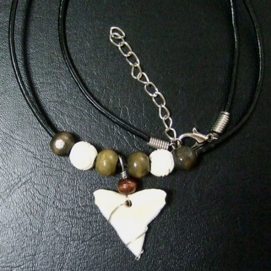 メジロザメ サメの歯チョーカー（約2.4cm） - 20087zhb