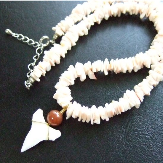 メジロザメの歯と貝殻ビーズのネックレス - 20266zhc