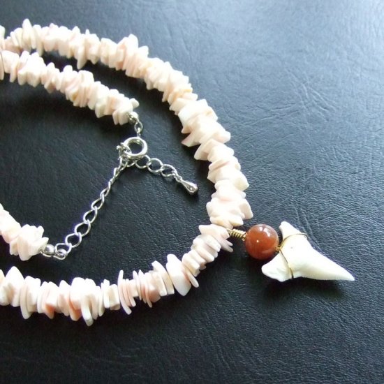 メジロザメの歯と貝殻ビーズのネックレス - 20266zhc