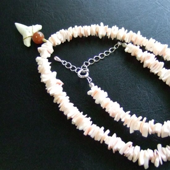 メジロザメの歯と貝殻ビーズのネックレス - 20266zhc