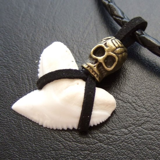 【表示現品】2.8cm イタチザメ（タイガーシャーク）の歯ペンダント - 20288zhb