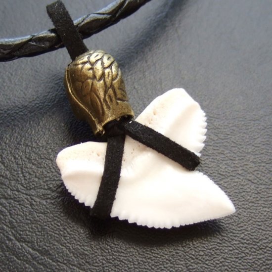 【表示現品】2.8cm イタチザメ（タイガーシャーク）の歯ペンダント - 20288zhb