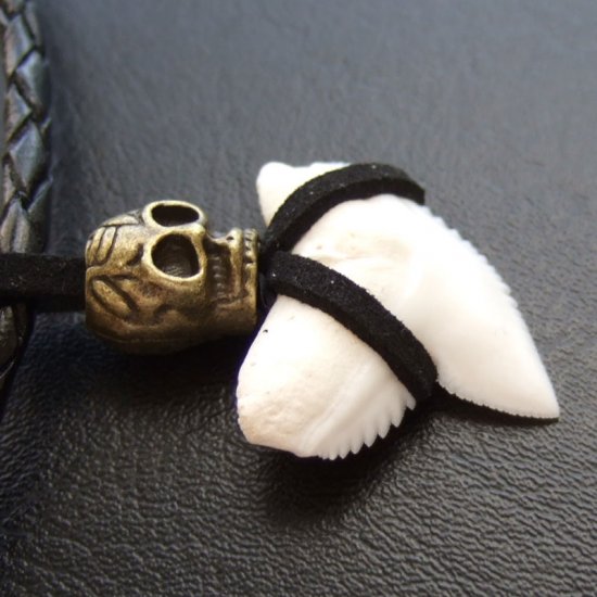 【表示現品】2.8cm イタチザメ（タイガーシャーク）の歯ペンダント - 20288zhb