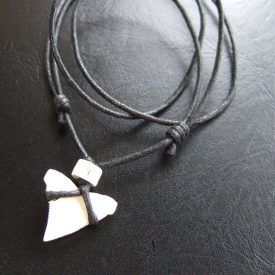 【表示現品】2.3cm メジロザメの上あごの歯ペンダント - 20355zhb