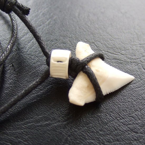 【表示現品】2.3cm メジロザメの上あごの歯ペンダント - 20355zhb