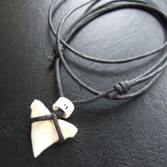 【表示現品】2.3cm メジロザメの上あごの歯ペンダント - 20355zhb