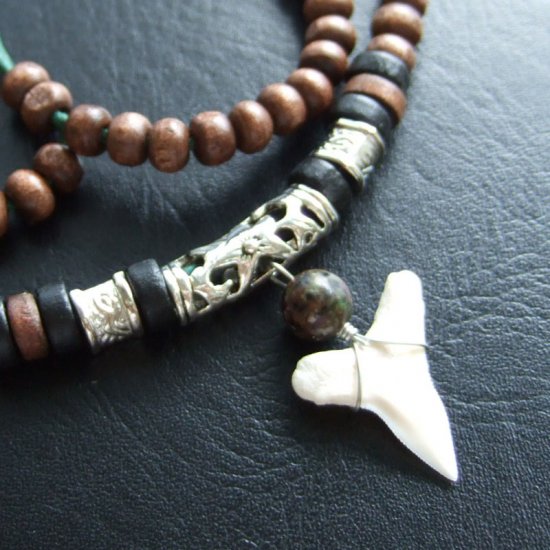 【現品】オオメジロザメの歯ウッドビーズネックレス 2.3 cm - 20365zhb