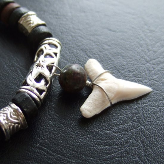 【現品】オオメジロザメの歯ウッドビーズネックレス 2.3 cm - 20365zhb