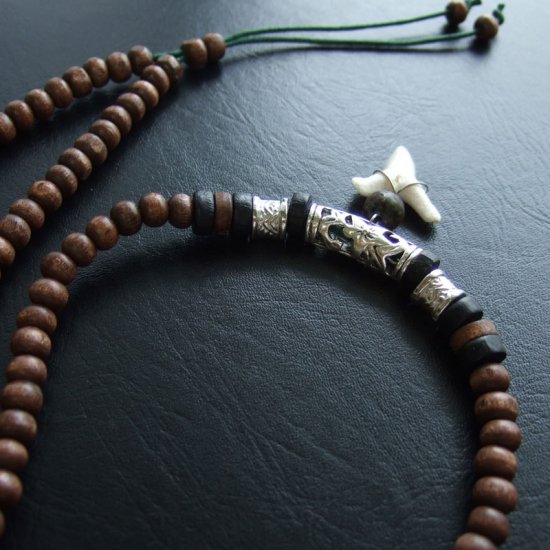 【現品】オオメジロザメの歯ウッドビーズネックレス 2.3 cm - 20365zhb