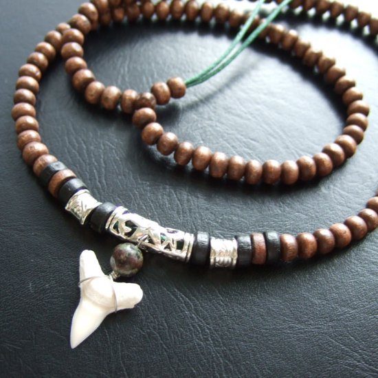 【現品】オオメジロザメの歯ウッドビーズネックレス 2.3 cm - 20365zhb