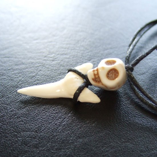 メジロザメの歯 サメの歯ネックレス（約2.3cm） - 20406zhb