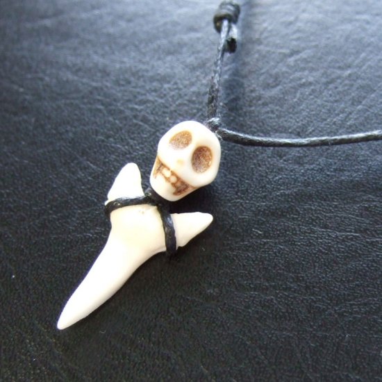 メジロザメの歯 サメの歯ネックレス（約2.3cm） - 20406zhb
