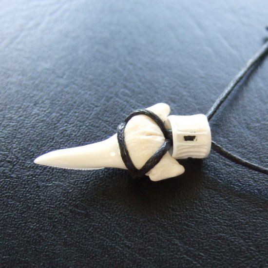 メジロザメの歯 サメの歯ネックレス（約2.4cm） - 20408zhb