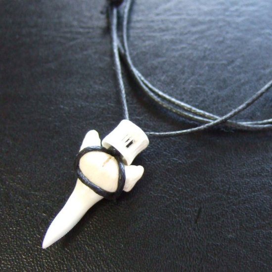 メジロザメの歯 サメの歯ネックレス（約2.4cm） - 20408zhb