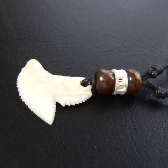 【表示現品】」イタチザメ（タイガーシャーク）の歯ペンダント 2.6 cm - 20436zhb