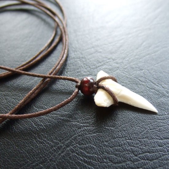 【表示現品】2.5cm ヨシキリザメのの歯ペンダント - 20595zhb