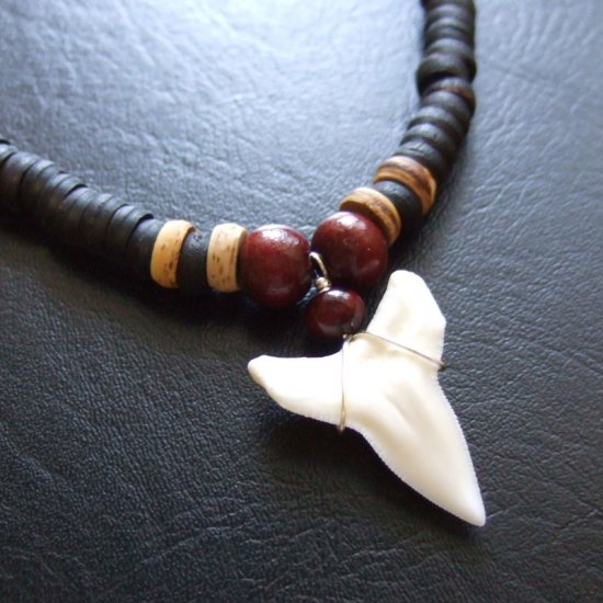 オオメジロザメの歯（下・大）　ビーズチョーカー - 20719zhb
