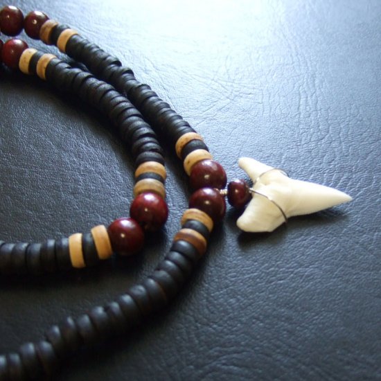 オオメジロザメの歯（下・大）　ビーズチョーカー - 20719zhb