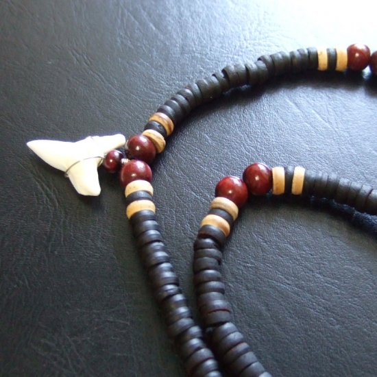 オオメジロザメの歯（下・大）　ビーズチョーカー - 20719zhb