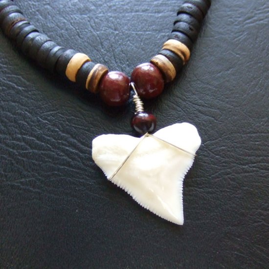 オオメジロザメの歯（上・大）　ビーズチョーカー（長） - 20720zhb