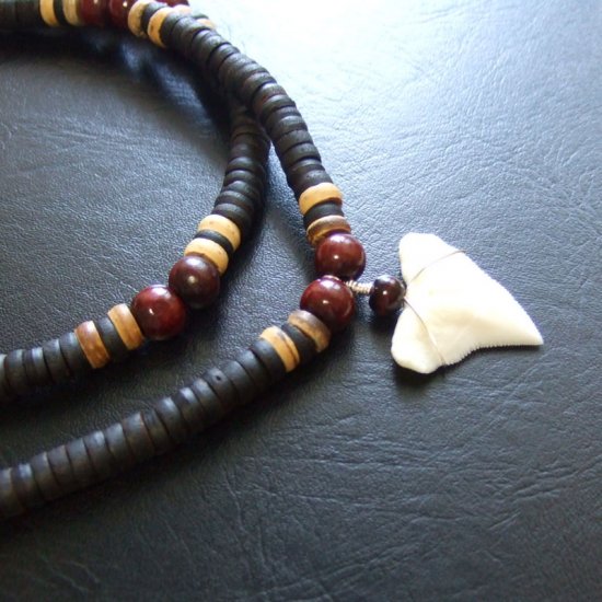 オオメジロザメの歯（上・大）　ビーズチョーカー（長） - 20720zhb