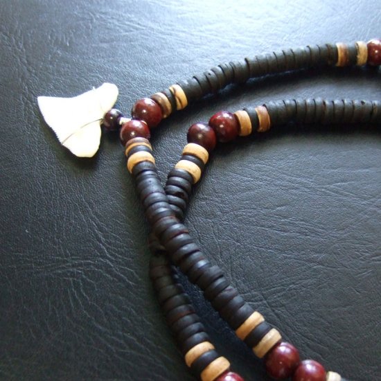 オオメジロザメの歯（上・大）　ビーズチョーカー（長） - 20720zhb