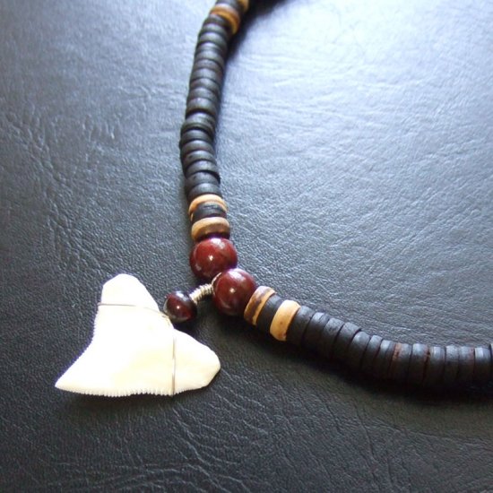 オオメジロザメの歯（上・大）　ビーズチョーカー（長） - 20720zhb