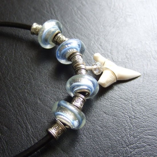 【表示現品】2.5cm 大型オオメジロザメの歯ペンダント - 20832zhb