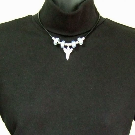 【表示現品】2.5cm 大型オオメジロザメの歯ペンダント - 20832zhb