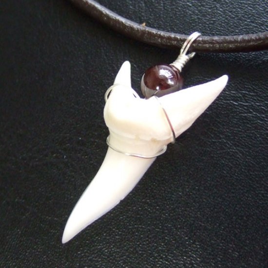 【表示現品】4.1cm アオザメ の歯メノウビーズ ペンダント - 20866zhb