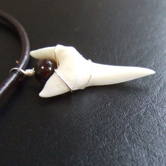 【表示現品】4.1cm アオザメ の歯メノウビーズ ペンダント - 20866zhb