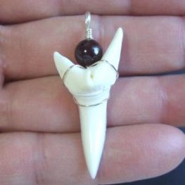 【表示現品】4.1cm アオザメ の歯メノウビーズ ペンダント - 20866zhb  【表示現品】4.1cm アオザメ の歯メノウビーズ ペンダント - 20866zhb