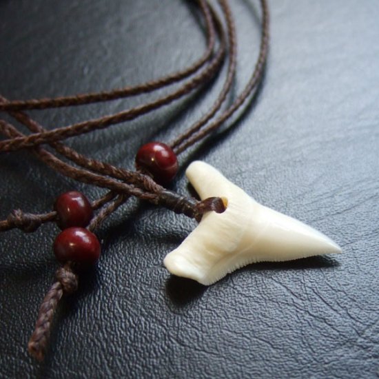 【表示現品】2.6.cm 大型オオメジロザメの歯ペンダント - 20888zhb