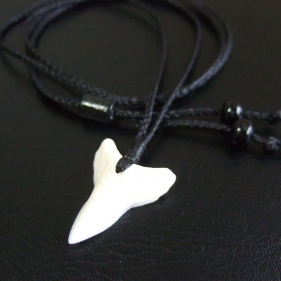 【表示現品】2.6.cm 大型オオメジロザメの歯ペンダント - 21035zhb