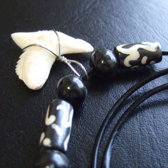 【表示現品】2.4cm 本物のイタチザメ サメの歯ビーズネックレス - 21113zhb