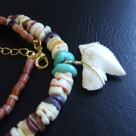 【表示現品】2.5cm タイガーシャークの歯 ビーズネックレス - 21115zhb