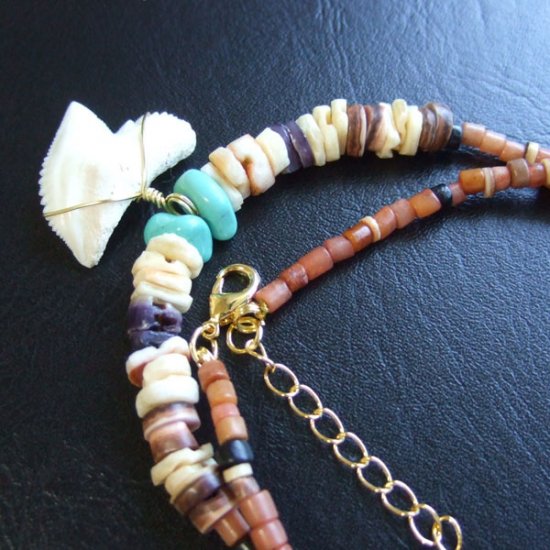 【表示現品】2.5cm タイガーシャークの歯 ビーズネックレス - 21115zhb