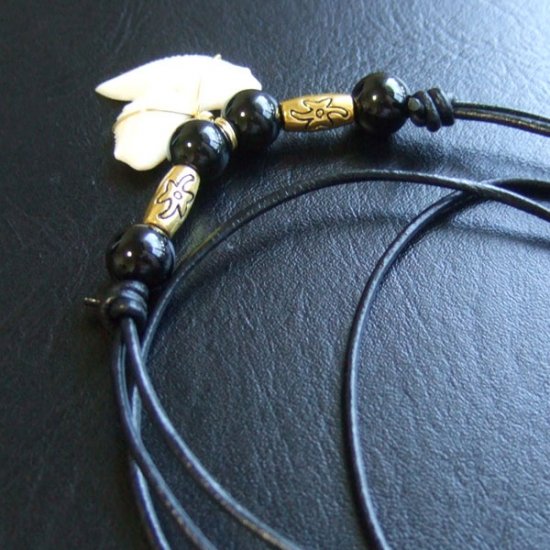 【表示現品】2.3cm 本物のイタチザメ サメの歯ビーズネックレス - 21117zhb