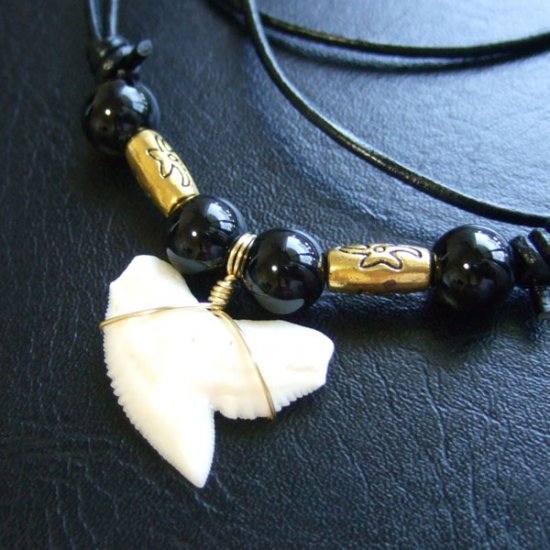 【表示現品】2.3cm 本物のイタチザメ サメの歯ビーズネックレス - 21117zhb