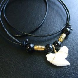 【表示現品】2.3cm 本物のイタチザメ サメの歯ビーズネックレス - 21117zhb