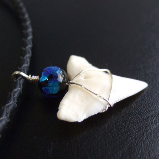 【表示現品】メジロザメの歯 ほたる玉ペンダントトップ - 21168zhb