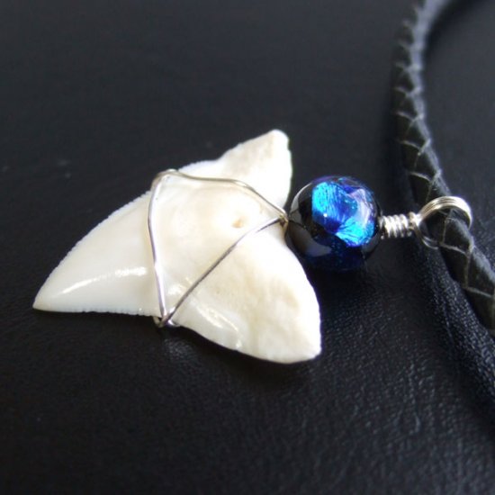 【表示現品】メジロザメの歯 ほたる玉ペンダントトップ - 21168zhb